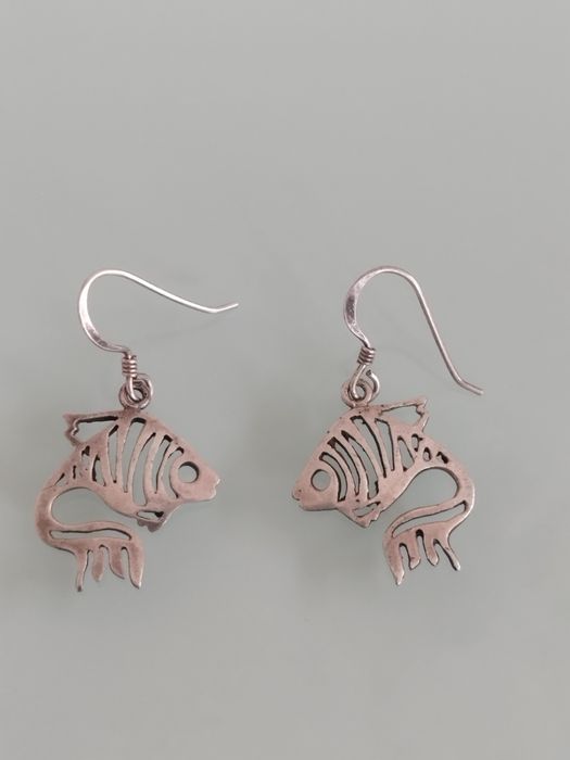 Adoráveis brincos em formato de peixe, com um design delicado e único.