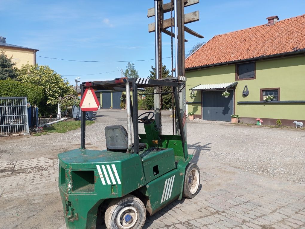 Wózek widłowy Clark (sztaplarka)