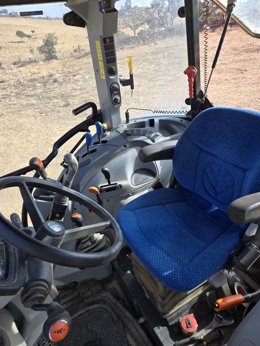 Trator New Holland T4.95 com Carregador Frontal