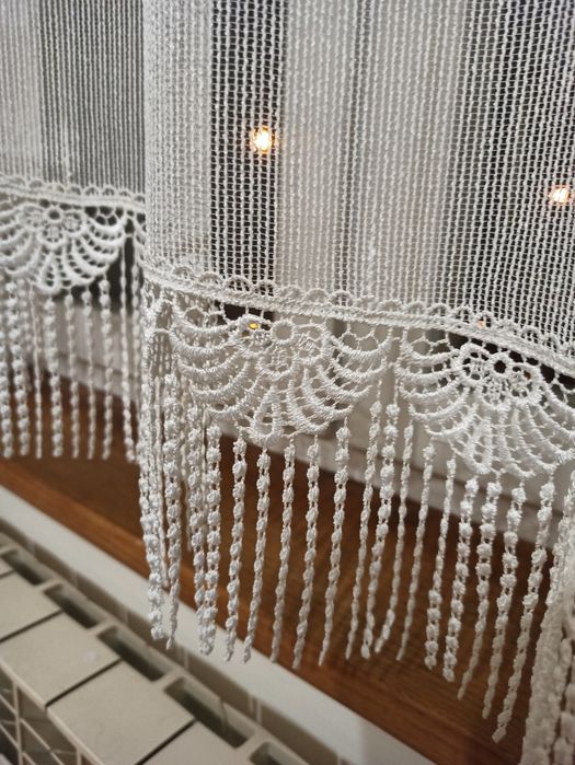 Firana bez prasowania, kremowa, długa z gipiurą.