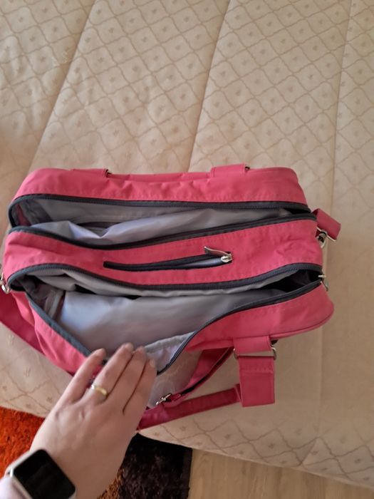 Mala de maternidade com muda fraldas. É da marca zippy