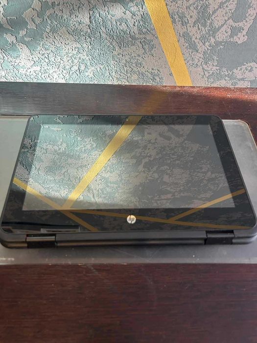 Laptop HP ProBook x360 z ekranem dotykowym.