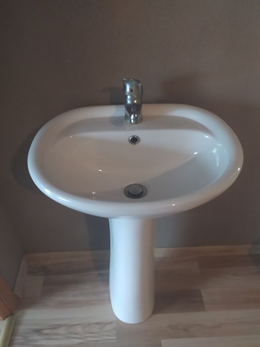 Umywalka łazienkowa , bateria, syfon wc