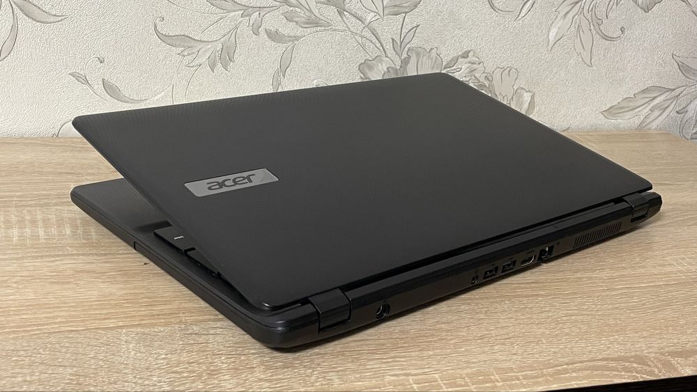 Ноутбук Acer Aspire ES1 / 8 GB RAM / SSD / 3 год. акб / Ідеал