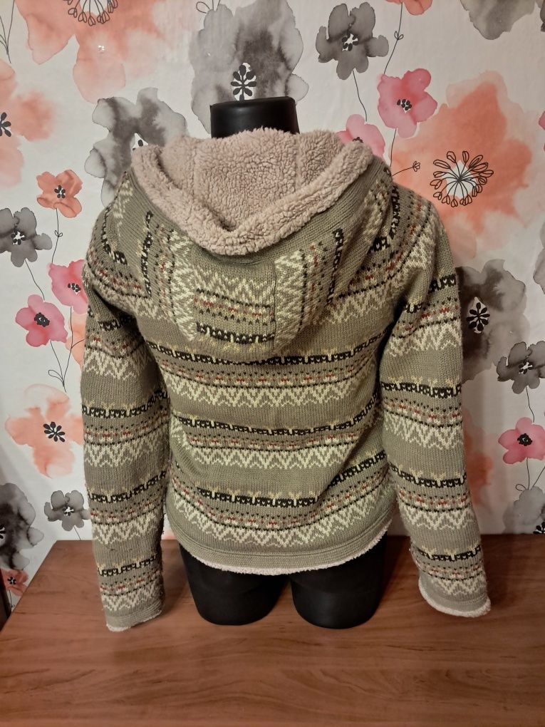 Gruby sweter z norweskim wzorem