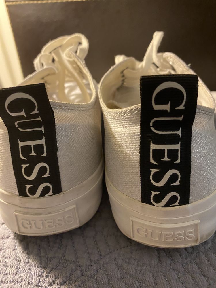 Ténis Guess lindos para o verão