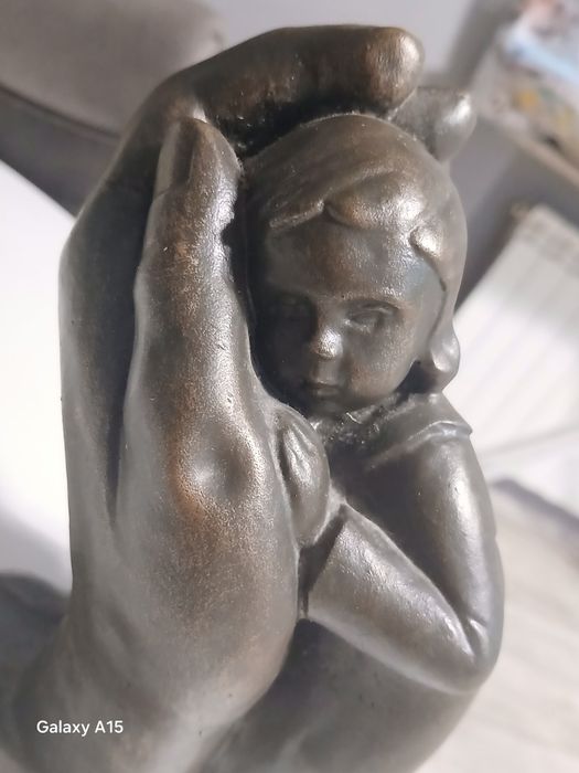 Żeźba dziecko w dłoni #antyk#kolekcjonerski dizajn vintage