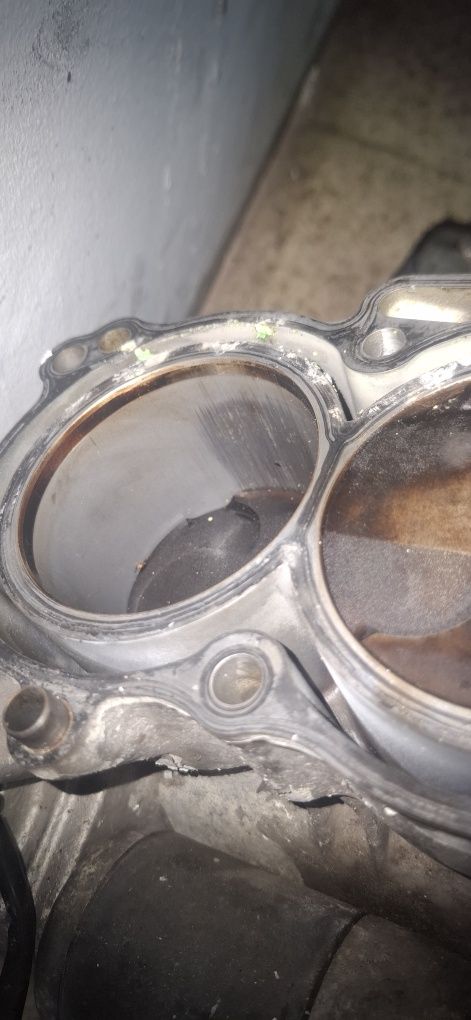 Vendo motor 954 danificado a nivel de pistons