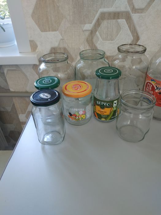 Банки литровые ,разные