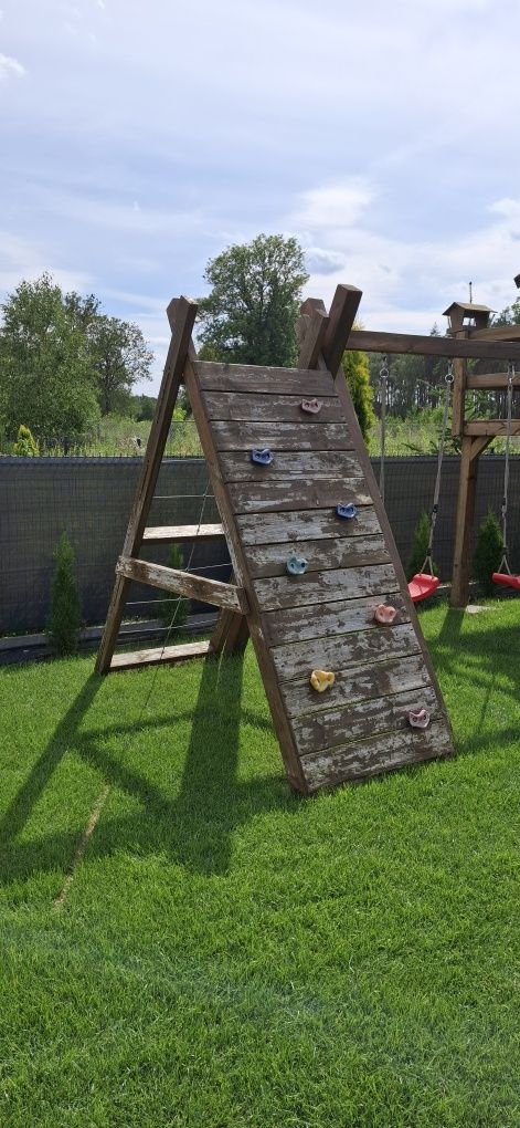 Domek drewniany dla dzieci huśtawki plac zabaw wspinaczka stół krzesła