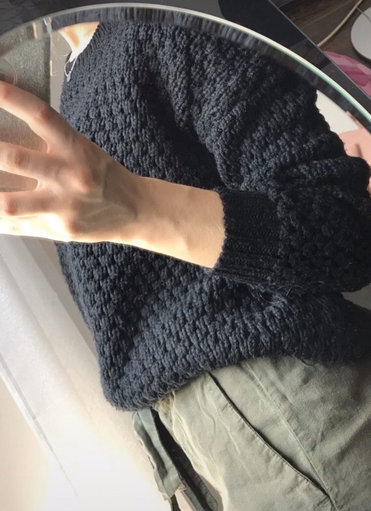 czarny sweter new yorker sweterek rozcięcia po bokach minimal oversize