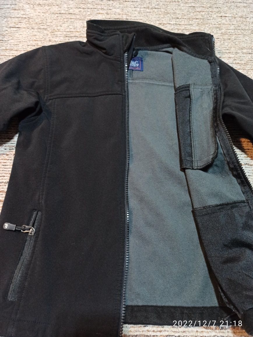 Czarna kurtka wiosenna jesienna bluza softshell dla chłopca 122