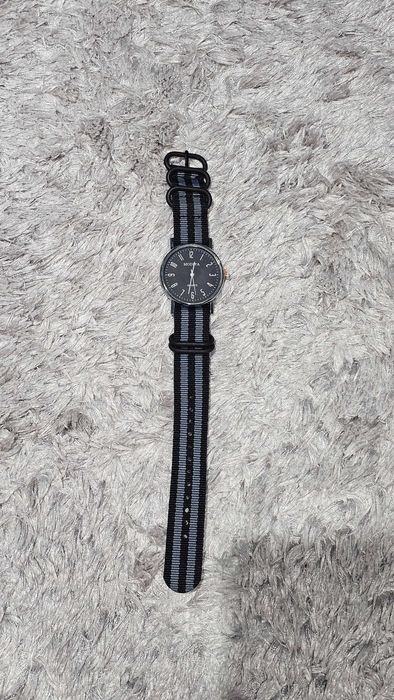Relógio Preto com Pulseira com Riscas Cinzentas e Pretas