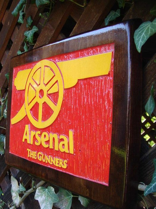 Arsenal Londyn Ręcznie rzeźbione logo z drewna.
