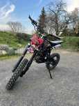 Cross 125cc dirt bike czarny kolor z kaskiem