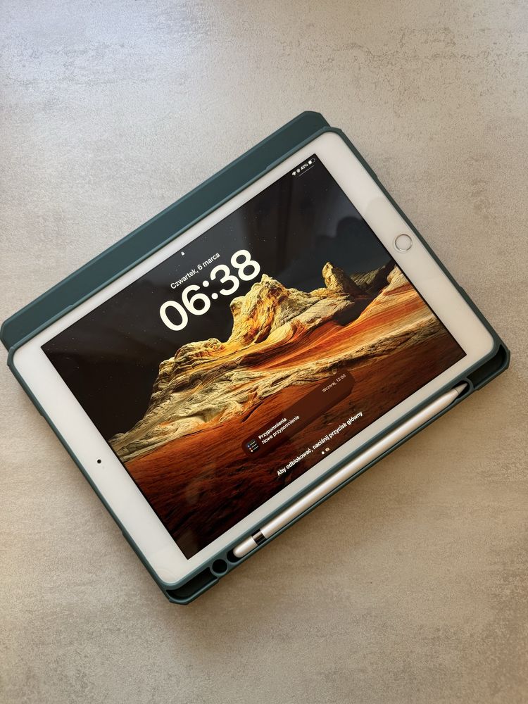 iPad 8 generacji 32 GB + Etui