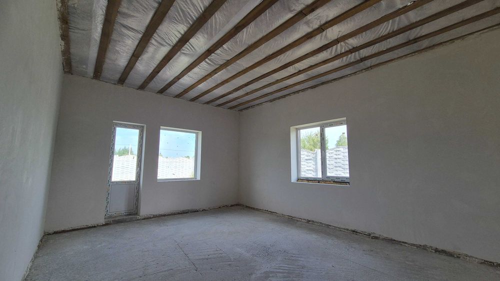 Будинок на огороженій ділянці 8 соток, штукатурка, якісні комунікації