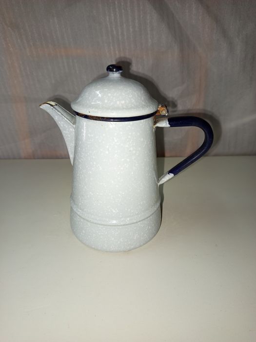 Cafeteira antiga de esmalte
