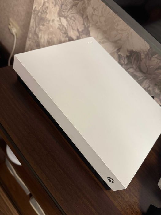 Xbox One X 1TB White + диски