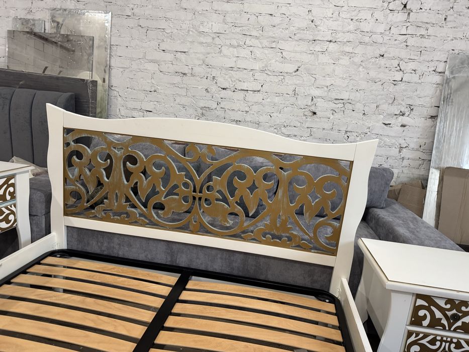 Комплект меблів в спальню.  Дерево.  Різьба. Ліжко, комод, тумбочка ст