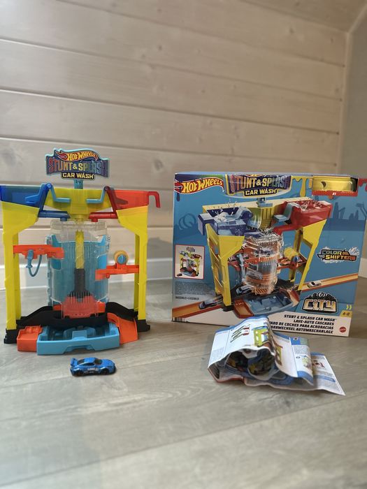 Трек Hot Wheels Stunt Splash Car Wash Playset Автомийка