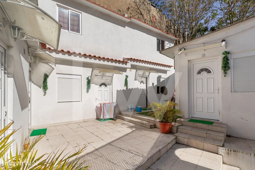 Pátio com 5 apartamentos com arrendamentos anuais em Campolide/Lisboa.