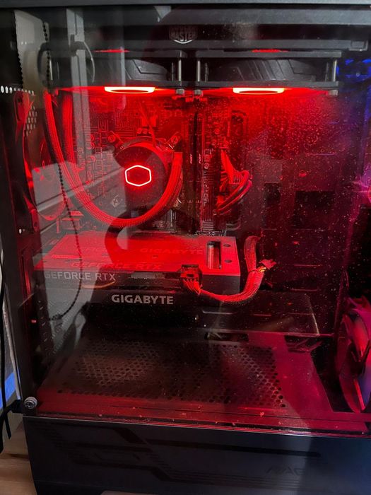 Computador com monitores, teclados e ratos