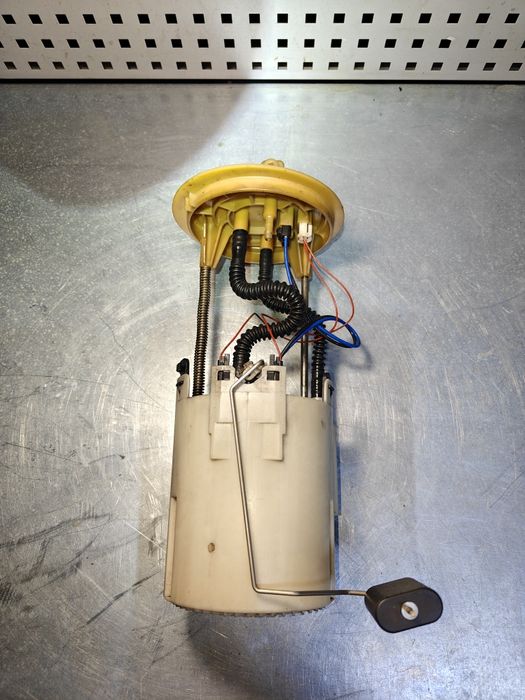 Підкачуючий насос з датчиком рівня палива