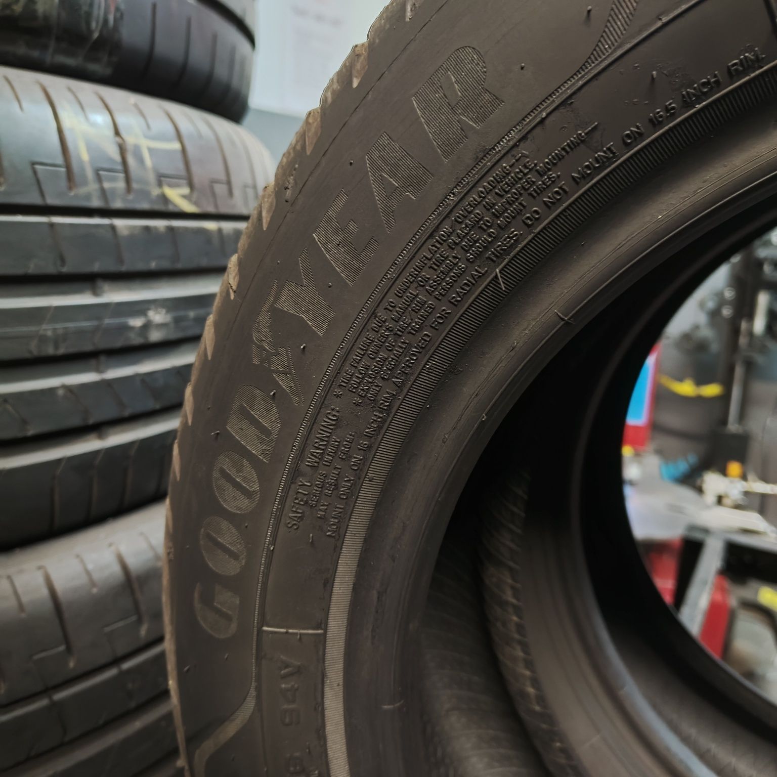 205/55/16 XL Sprzedam parę opon całorocznych Goodyear