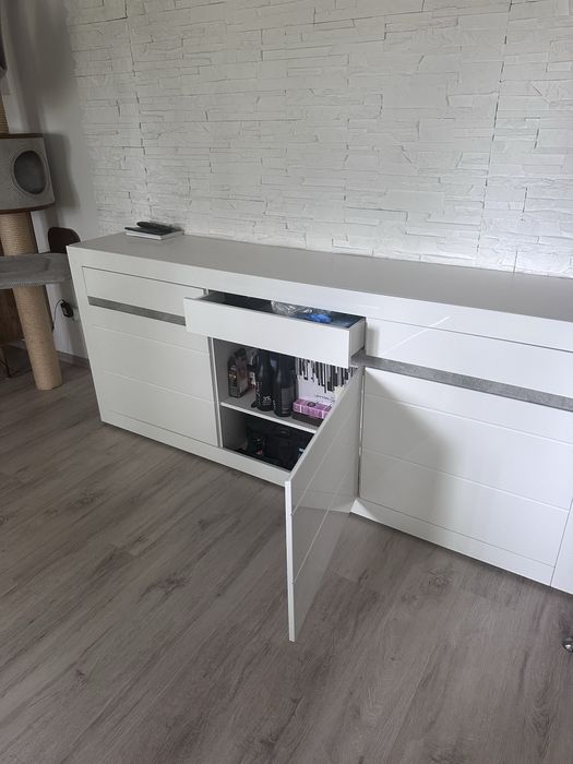 Kredens 2,5 m , szeroki , zadbany