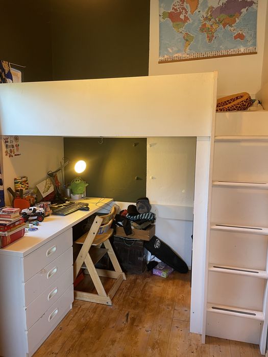 cama alta ikea (tenho 1 em preto e outra em cor de rosa)