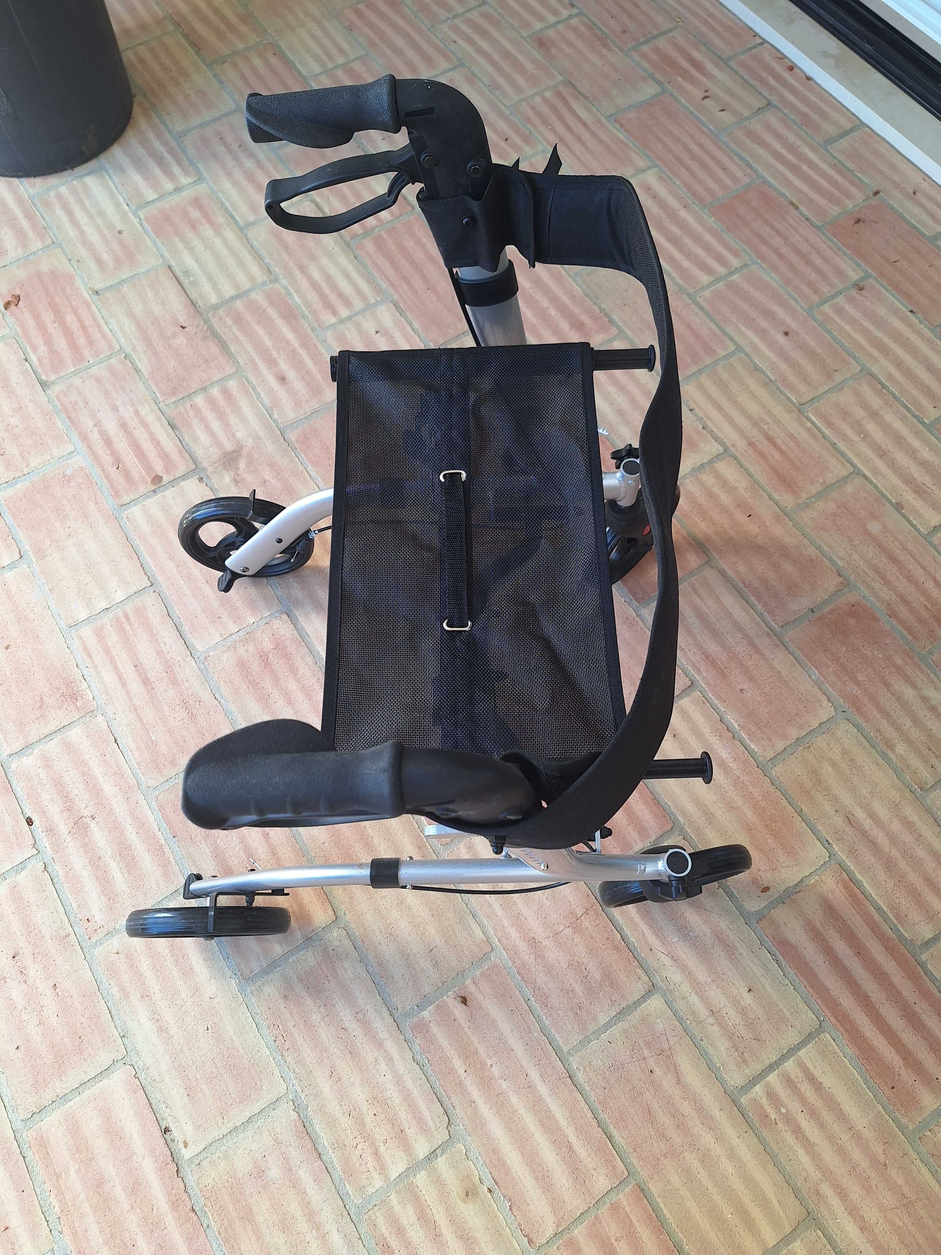 Andarillho com assento dobrável para exterior