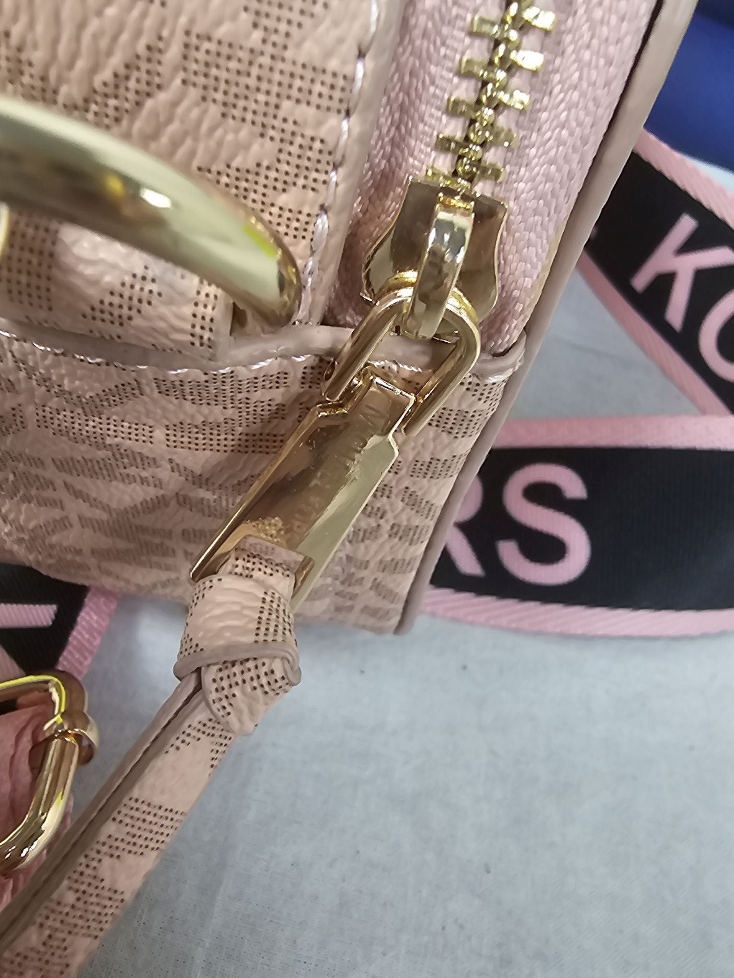 Torebka torba Michael Kors kuferek jasny pudr monogram damski