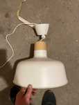Lampa wisząca biała z elementem drewnianym – styl skandynawski (IKEA)