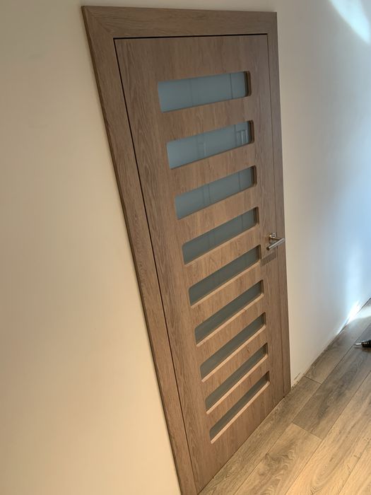 2 pary drzwi wewnętrznych, bezzawiasowych, z klamkami i oscieżnicami