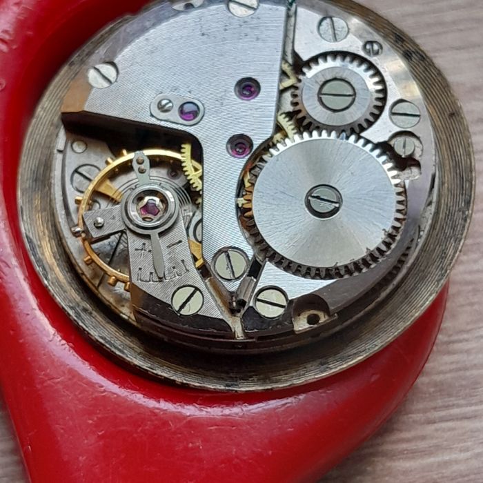 Mechanizm  zegarka  Zentra.