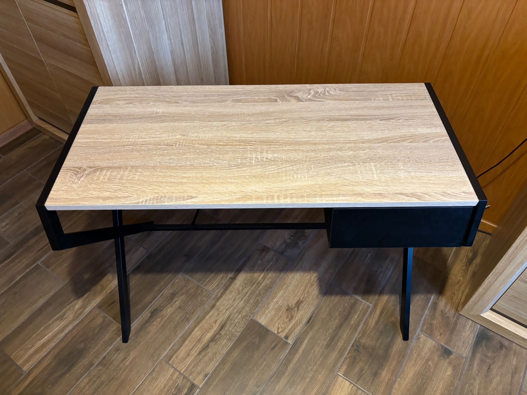ZESTAW: biurko 100x48 + regalik – dąb sonoma, stelaż czarny – Zamość