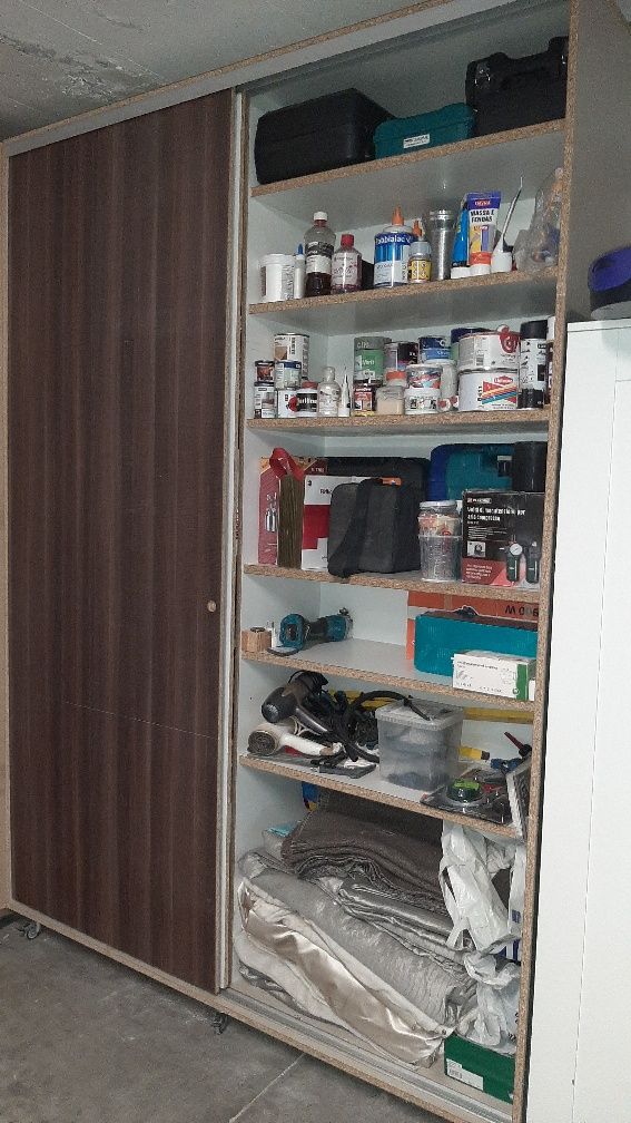 Vendo armário muito resistente para garagem