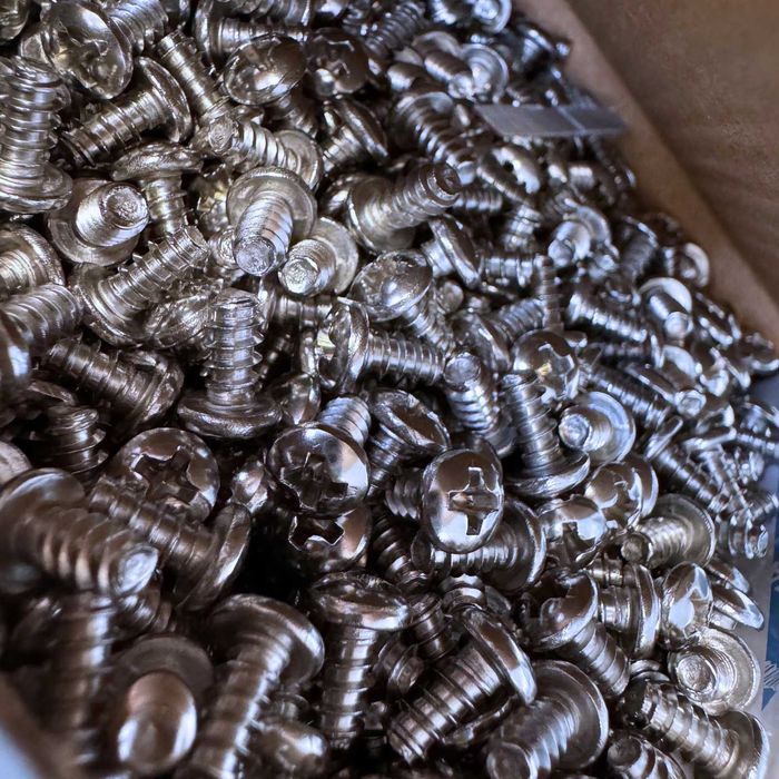 Śruby wkręty krzyżowe nierdzewne 304PB M4x8 z płaskim ogonem 2500 szt.