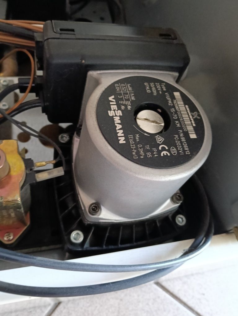 Pompa obiegowa Grundfos VIESSMANN i inne części.