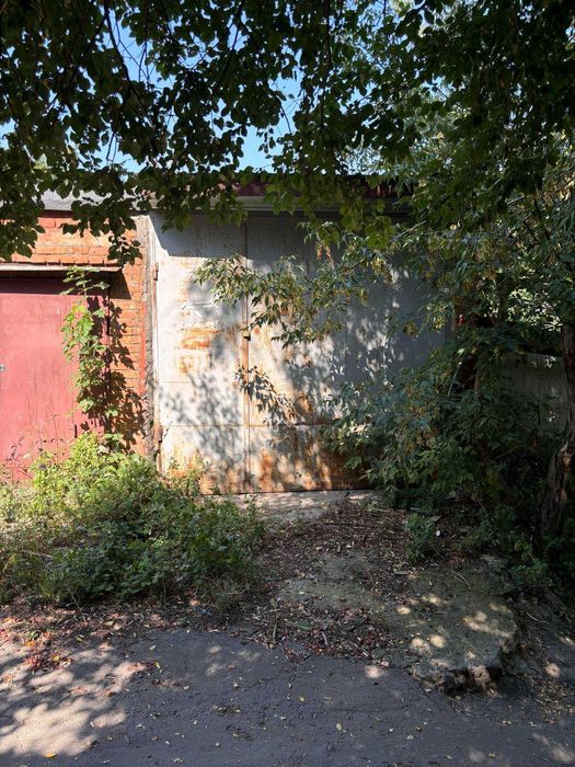 Гараж на Південно-Заході, поруч зупинки "Танк"