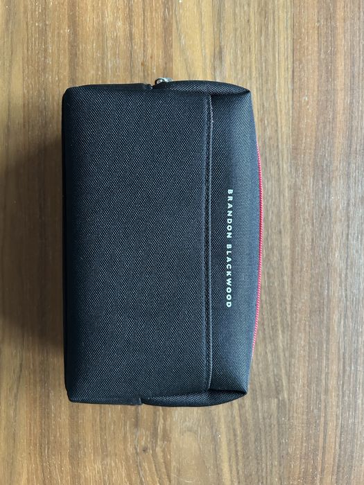 Nowa czarna kosmetyczka