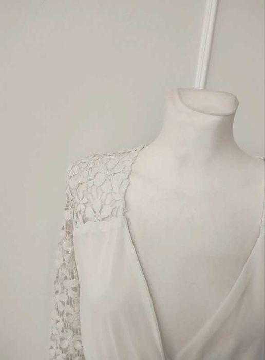 Kombinezon z krótką nogawką kopertowy falbanki koronka L | elegance