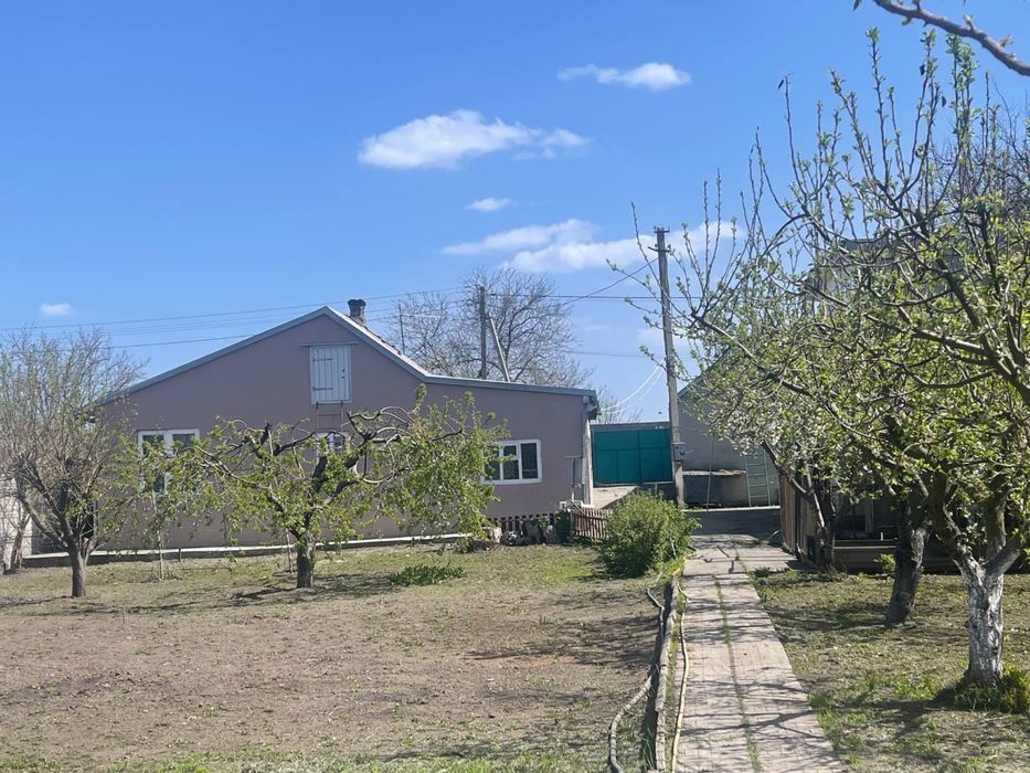 Продам  дом с озером с.Перемога Подгородное