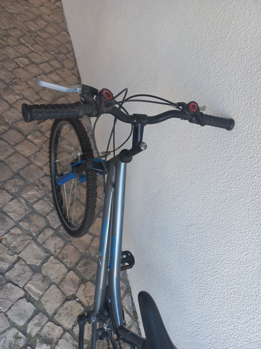 Bicicleta usada , em bom estado.