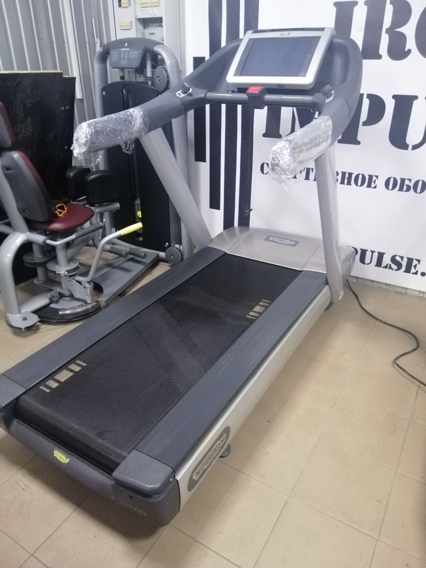 Бігова доріжка Technogym Run 700 TV