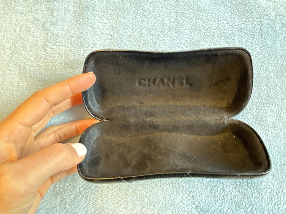 Caixa de óculos da Chanel