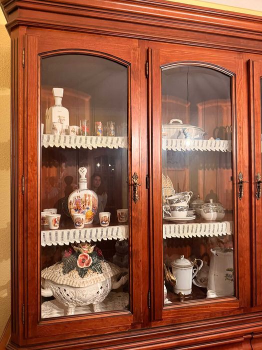 Aparador/Vitrine de sala em Madeira Maciça