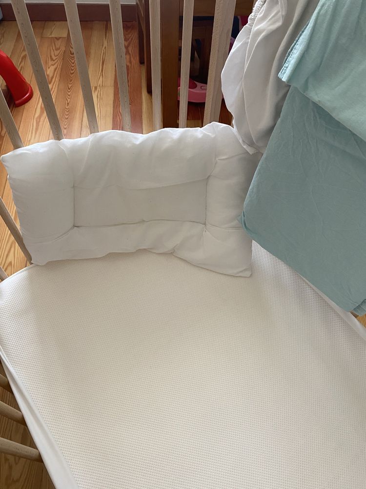 Berço com conjunto de cama completo