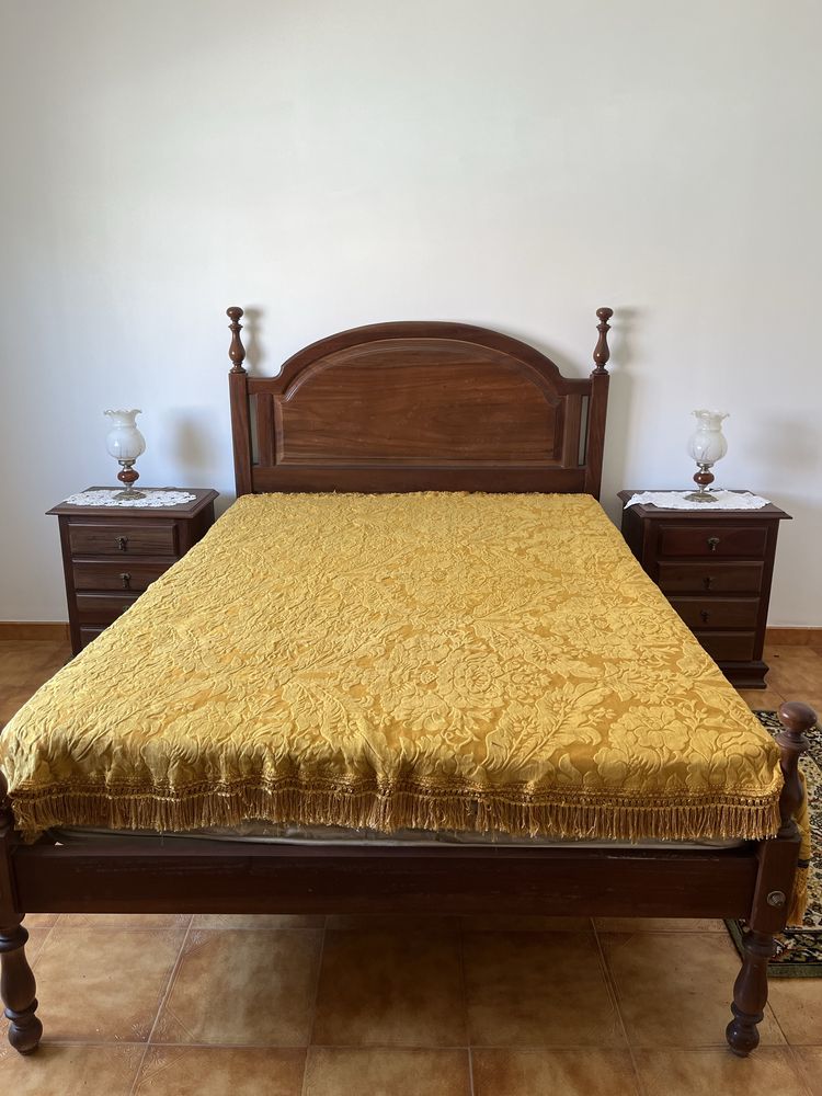 Conjunto cama e cabeceira